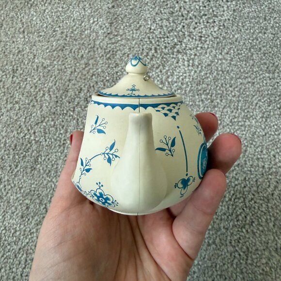 Hallmark 2010 Keepsake Alice in Wonderland Back to Wonderland Teapot Ornament - Picture 5 of 9